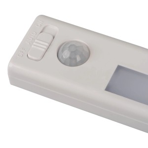 Zbliżenie białej lampy podszafkowej t.b.t. z włącznikiem i czujnikiem.