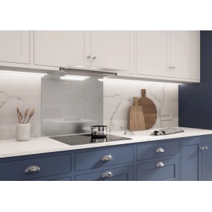 Nowoczesna kuchnia z okapem i panelem ściennym.