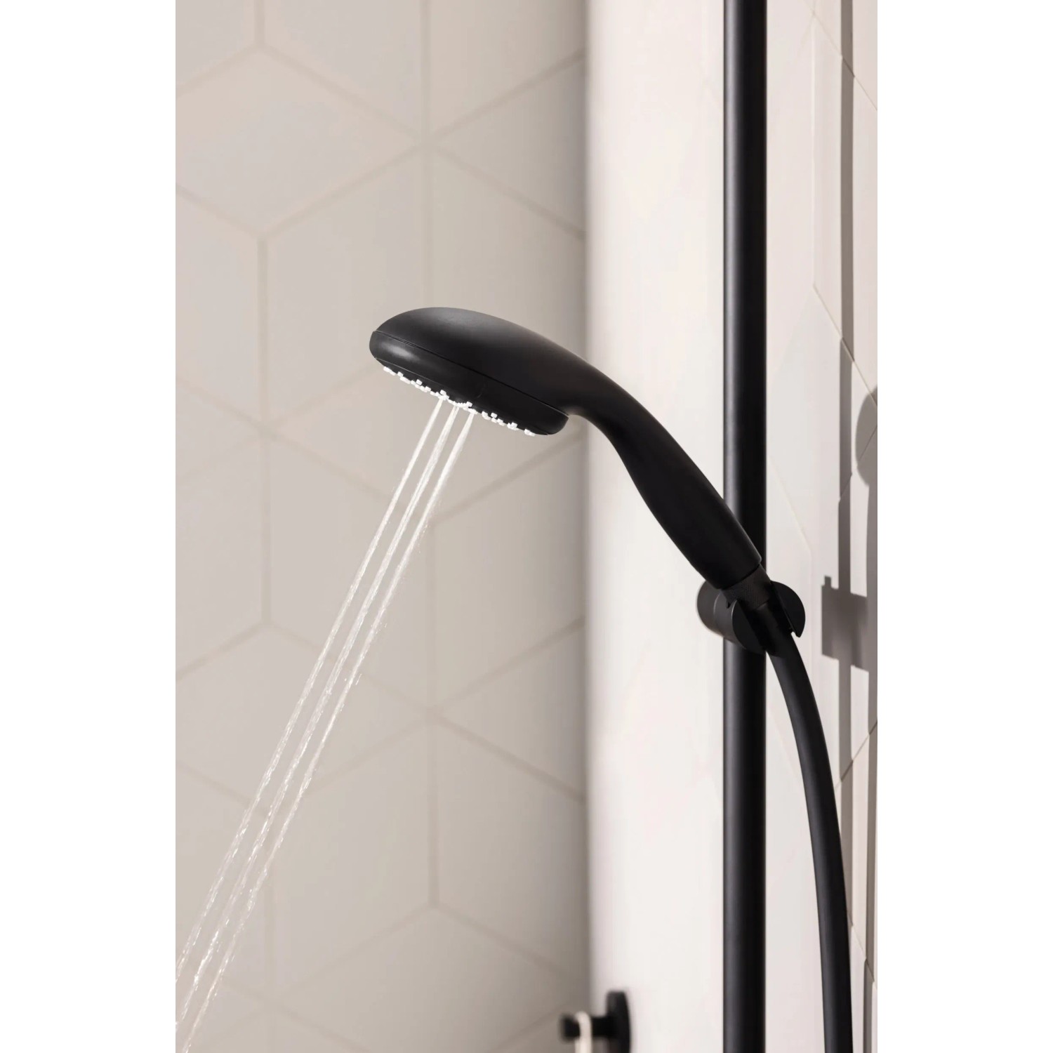 Szczegół czarnego systemu prysznicowego Grohe QuickFix Vitalio Start 250 z baterią termostatyczną.