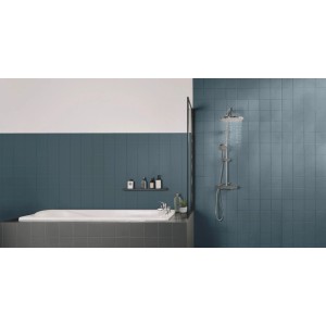 Nowoczesna łazienka z niebieskimi płytkami, wanną i baterią prysznicową.