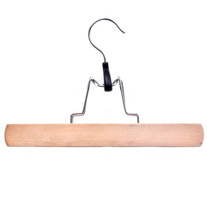 Drewniany wieszak na spodnie z metalowymi klipsami do organizacji szafy.