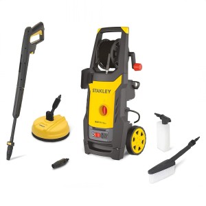 Myjka ciśnieniowa Stanley z akcesoriami, takimi jak dysze, szczotka i środek do czyszczenia powierzchni.