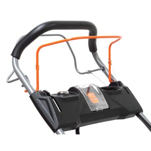 Zbliżenie: Uchwyt i elementy sterujące kosiarki spalinowej t.b.t.