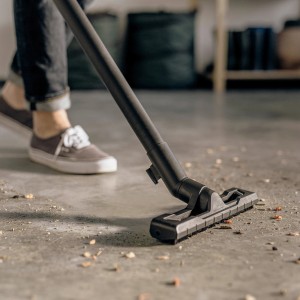 Odkurzacz Kärcher WD 4 V-20/5/22 do pracy na sucho i mokro w użyciu na brudnej podłodze.