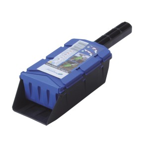 Niebieska łopata do śniegu t.b.t. z tworzywa sztucznego z czarną rączką. Idealna do odśnieżania.