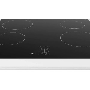 Czarna płyta indukcyjna Bosch z czterema strefami grzewczymi i panelem dotykowym.