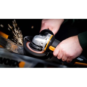 Akumulatorowa t.b.t. Szlifierki w użyciu podczas szlifowania metalu.