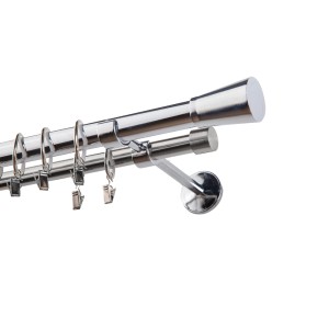 Podwójny karnisz w kolorze chromu z kółkami i haczykami do zasłon.