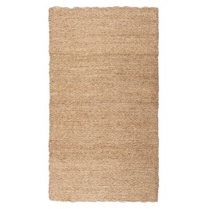 Prostokątny dywan z krótkim włosiem w naturalnym kolorze.