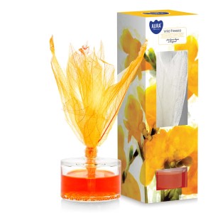 t.b.t. Świeca zapachowa z pomarańczowym olejkiem zapachowym i ozdobnym kwiatem z tkaniny.