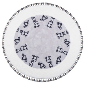 Okrągły, biały dywan z motywem żyrafy i frędzlami dla dzieci.