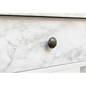 Zbliżenie komody z folią marmurową i uchwytem w kolorze brązu.