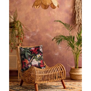 Dekoracyjna poduszka t.b.t. z kwiatowym wzorem na rattanowym krześle. Kategoria: Poduszki.