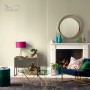 Salon z farbą do ścian t.b.t. firmy Dulux, meblami i elementami dekoracyjnymi.