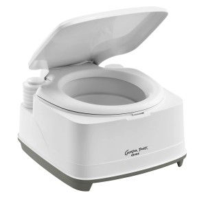 Biała toaleta kempingowa z otwartą pokrywą, akcesoria kempingowe.