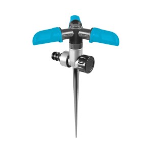 Zraszacz trawnikowy t.b.t. z kolcem do ziemi i niebieskimi ramionami.