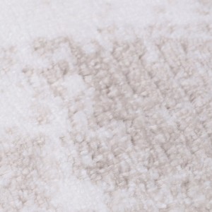 Zbliżenie jasnego, wzorzystego dywanu shaggy t.b.t.