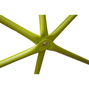 Zbliżenie na zielone metalowe złącze sprzętu do zabawy. Kategoria: Dalszy sprzęt do zabawy.