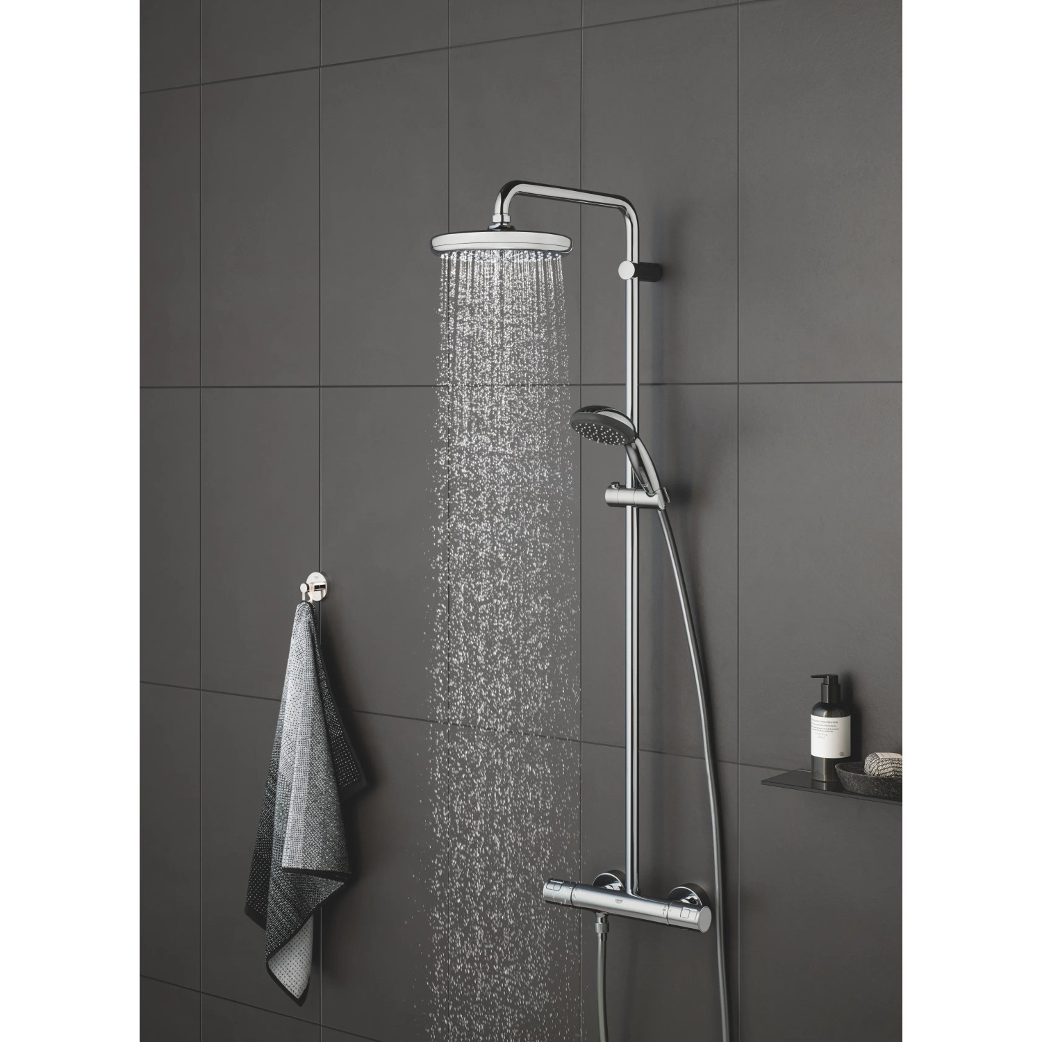 System prysznicowy Grohe Vitalio Start 210 z baterią termostatyczną i bieżącą wodą.