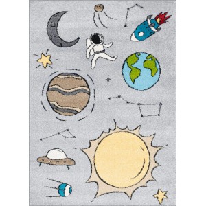 Szary dywan z motywami kosmicznymi: słońce, księżyc, astronauta, rakieta i planety.