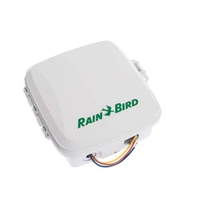 Sterownik Rain Bird do nawadniania podziemnego, białe pudełko z kablami.