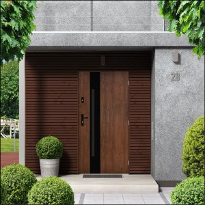 Nowoczesne drzwi zewnętrzne w drewnopodobnym wykończeniu z czarną wstawką szklaną. Drzwi wejściowe do domu.