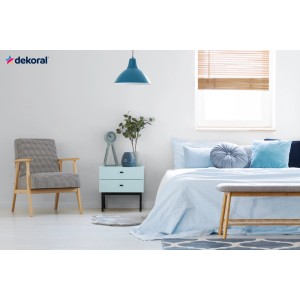 Jasna sypialnia z niebieskimi akcentami i farbami dekoracyjnymi. Kolory ścian.