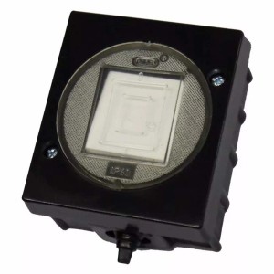 Czarne gniazdko elektryczne t.b.t. z przezroczystą wkładką do użytku zewnętrznego.