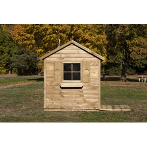 Drewniany domek do zabawy z oknem i okiennicami w ogrodzie.