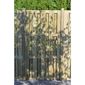 Drewniany panel ogrodzeniowy z listwami i ramą, naturalne wykończenie do ogrodu.