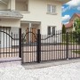 Czarny metalowy zestaw ogrodzeniowy z bramą do ogrodu lub wjazdu na posesję.