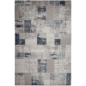 Nowoczesny dywan z długim włosiem w patchworkowy wzór w odcieniach szarości i niebieskiego.