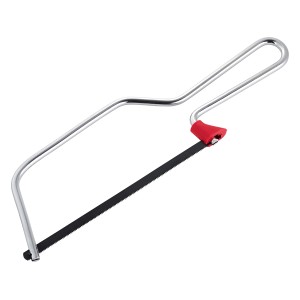 Piła do metalu t.b.t. z chromowaną ramą i czerwonym uchwytem.