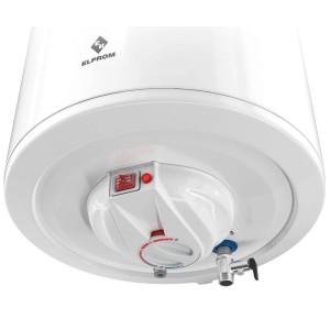 Zbliżenie białego bojlera z regulatorem temperatury i przyłączem wody.