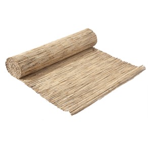 Zrolowana, jasna mata osłonowa na ogrodzenie.