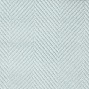 Zbliżenie jasnoniebieskiej tkaniny zasłonowej we wzór jodełki.