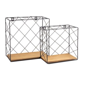 Dwie półki ścienne t.b.t. z czarną drucianą ramą i drewnianą półką.