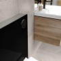 Zbliżenie nowoczesnego zestawu WC z czarną obudową spłuczki i białą ceramiką.
