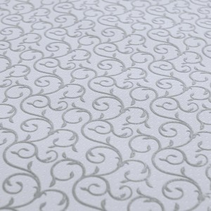 Tapeta dekoracyjna ze srebrnym wzorem wici na jasnym tle.