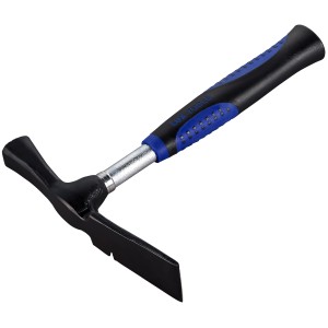 Młotek murarski LUX 600g z ergonomicznym uchwytem dla komfortowej pracy.