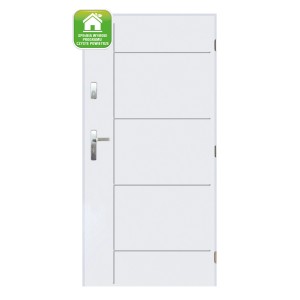 Białe drzwi zewnętrzne z poziomymi listwami ozdobnymi i srebrną klamką.