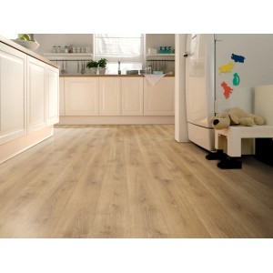 Jasne panele podłogowe imitujące drewno w kuchni.