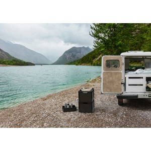 Czarne pudełko Eurobox-System z pełną ścianką 40x30x22 cm nad jeziorem, ułożone w stos i z akcesoriami.