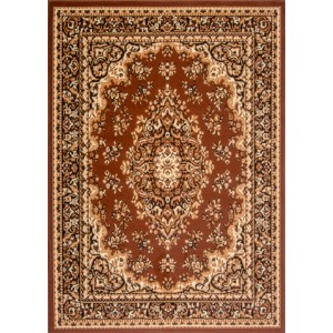 Wzorzysty, brązowy dywan z krótkim włosiem w klasycznym stylu.