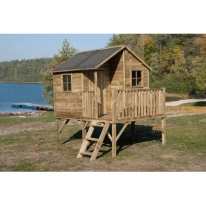 Drewniany domek do zabawy na palach z drabinką i małym balkonem. Kategoria: Domki.