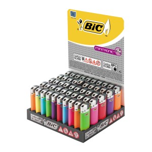 Ekspozycja kolorowych zapalniczek t.b.t. do akcesoriów kempingowych.