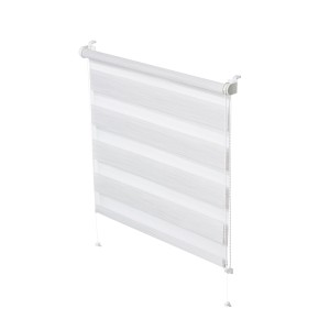 Biała roleta t.b.t. z poziomymi paskami do okien.