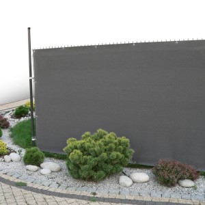 Szary ekran prywatności jako ogrodzenie ogrodowe z roślinami w ogrodzie.