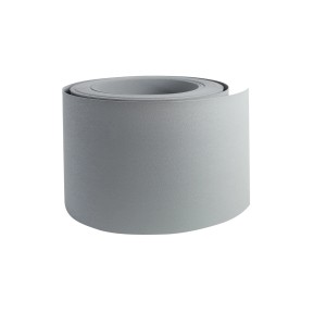 Szara mata ogrodzeniowa t.b.t. w rolce, elastyczna osłona prywatności do ogrodu.