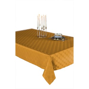 Złoty obrus ze wzorem, element dekoracji stołu.